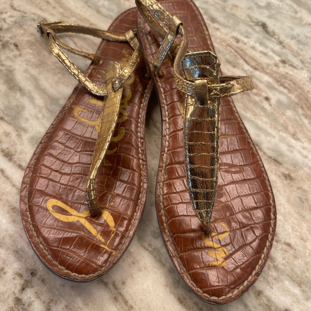 Sam Edelman T Strap flat Sandals. Gold. Size 9